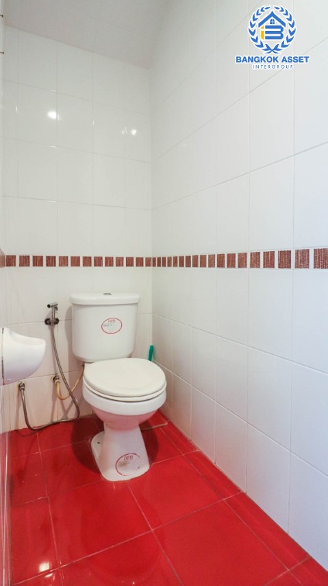 *****ทาวน์เฮ้าส์มือสองย่านลาดพร้าว ม.คาซ่าซิตี้ ลาดพร้าว เนื้อที่กว้าง 27.50 ตร.ว. ฟังก์ชัน 3 ห้องนอน  4 ห้องน้ำ ทาวน์เฮ้าส์ตกแต่งสวย ในย่านอยู่อาศัย เหมาะกับการทำเป็น Home Office  ตั้งบนทำเลแห่งการเดินทาง ใกล้รถไฟฟ้าสายสีเหลือง "สถานีลาดพร้าว101" และจุดขึ้นทางด่วน "เอกมัย-รามอินทรา" จองเลย!!